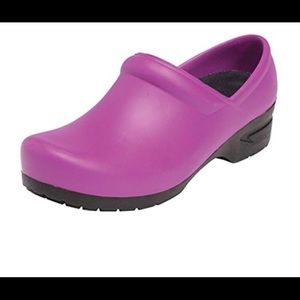 Womens 7 Anywhere Clogs